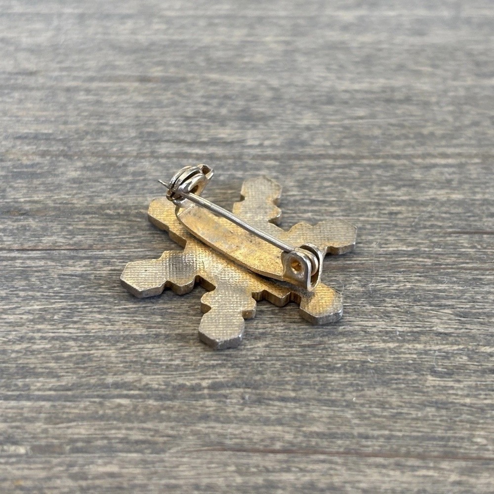 Vintage Lake Tahoe White, Gold & Red Metal Snowflake Lapel Brooch Clothing Pin - Picture 7 of 8